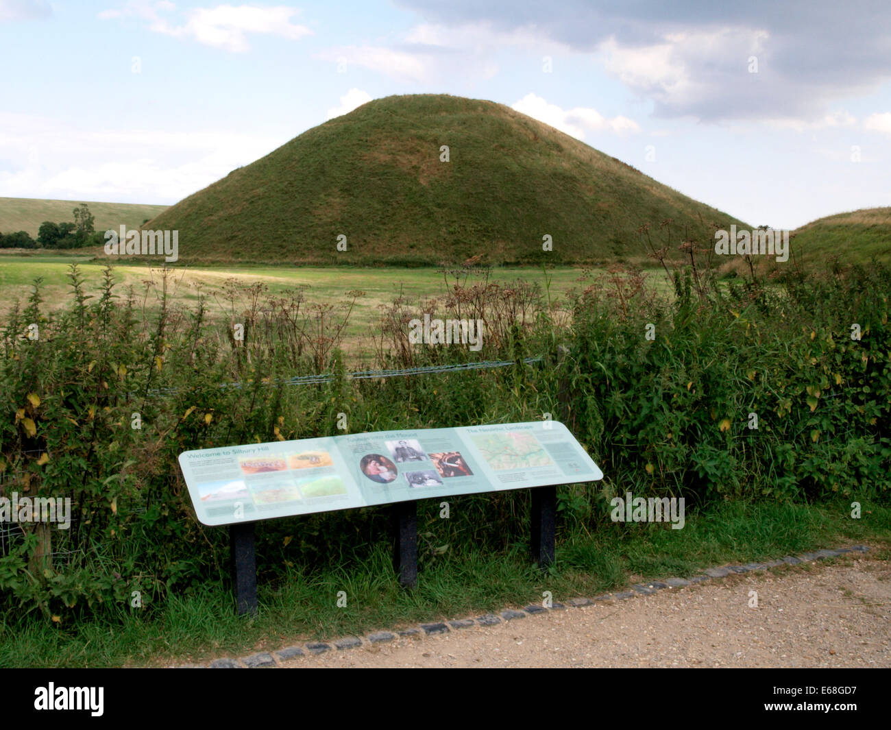 Informazioni segno a Silbury Hill, il più grande man-made mound in Europa, nei pressi di Avebury, Wiltshire, Regno Unito Foto Stock