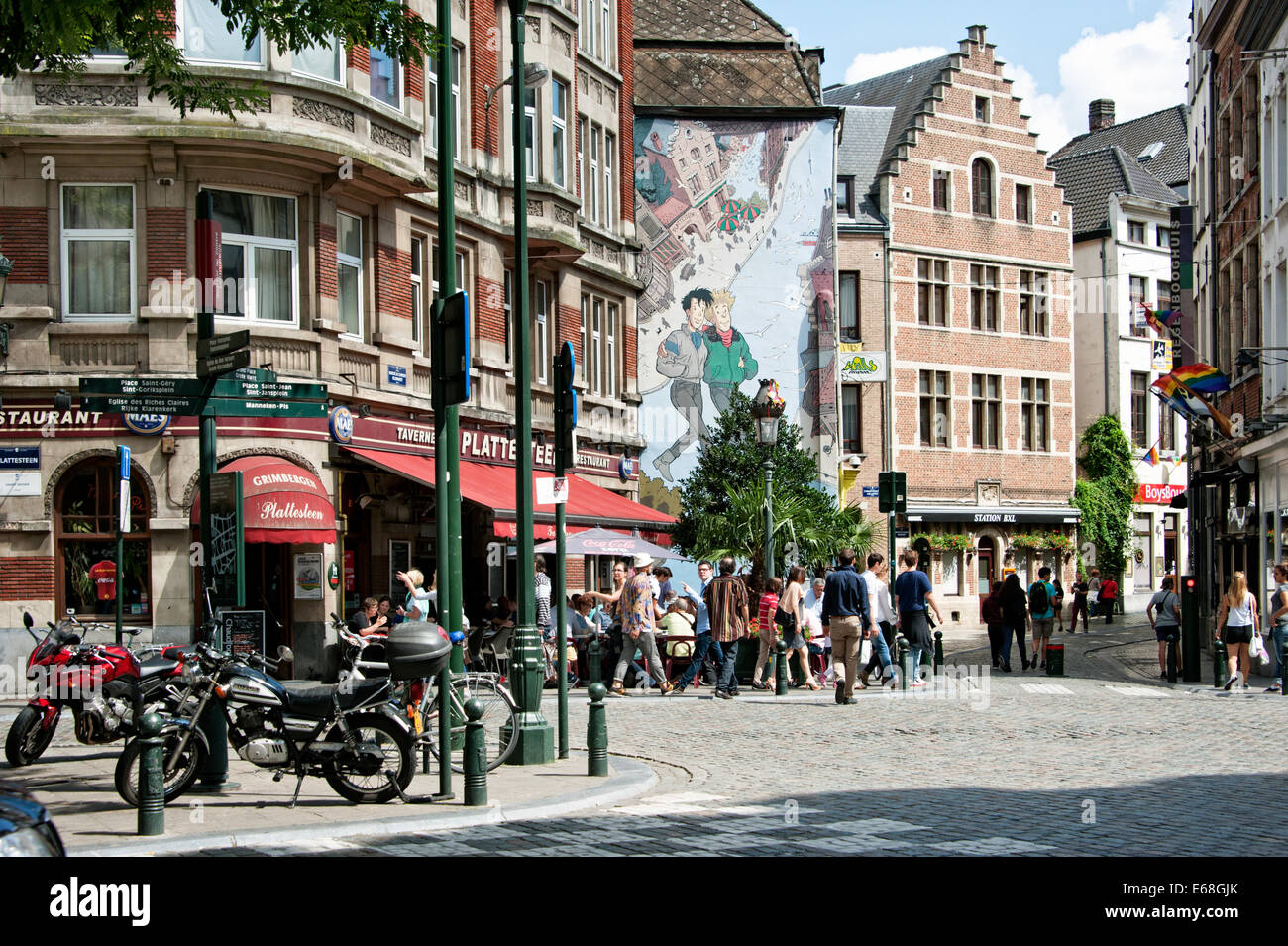 Belgio tradizionale street cafe Plattensteen e pittura murale a Bruxelles, in Belgio. Foto Stock