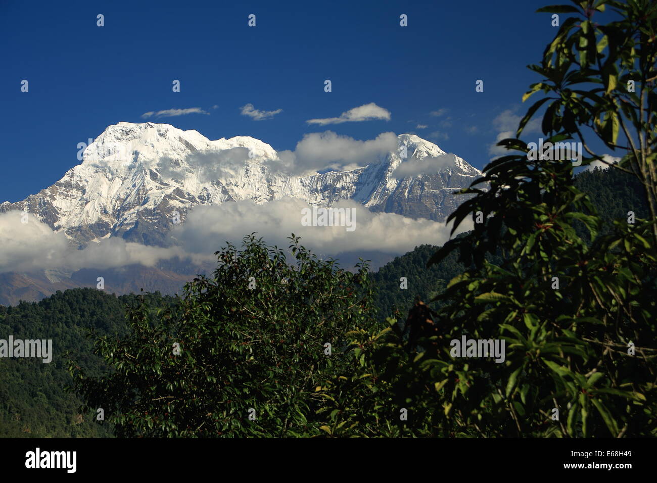 DHAMPUS, NEPAL - 9 ottobre: il 7219 ms.alta Annapurna sud (L) e il 6441 ms.alta Hiun Chuli picchi Foto Stock