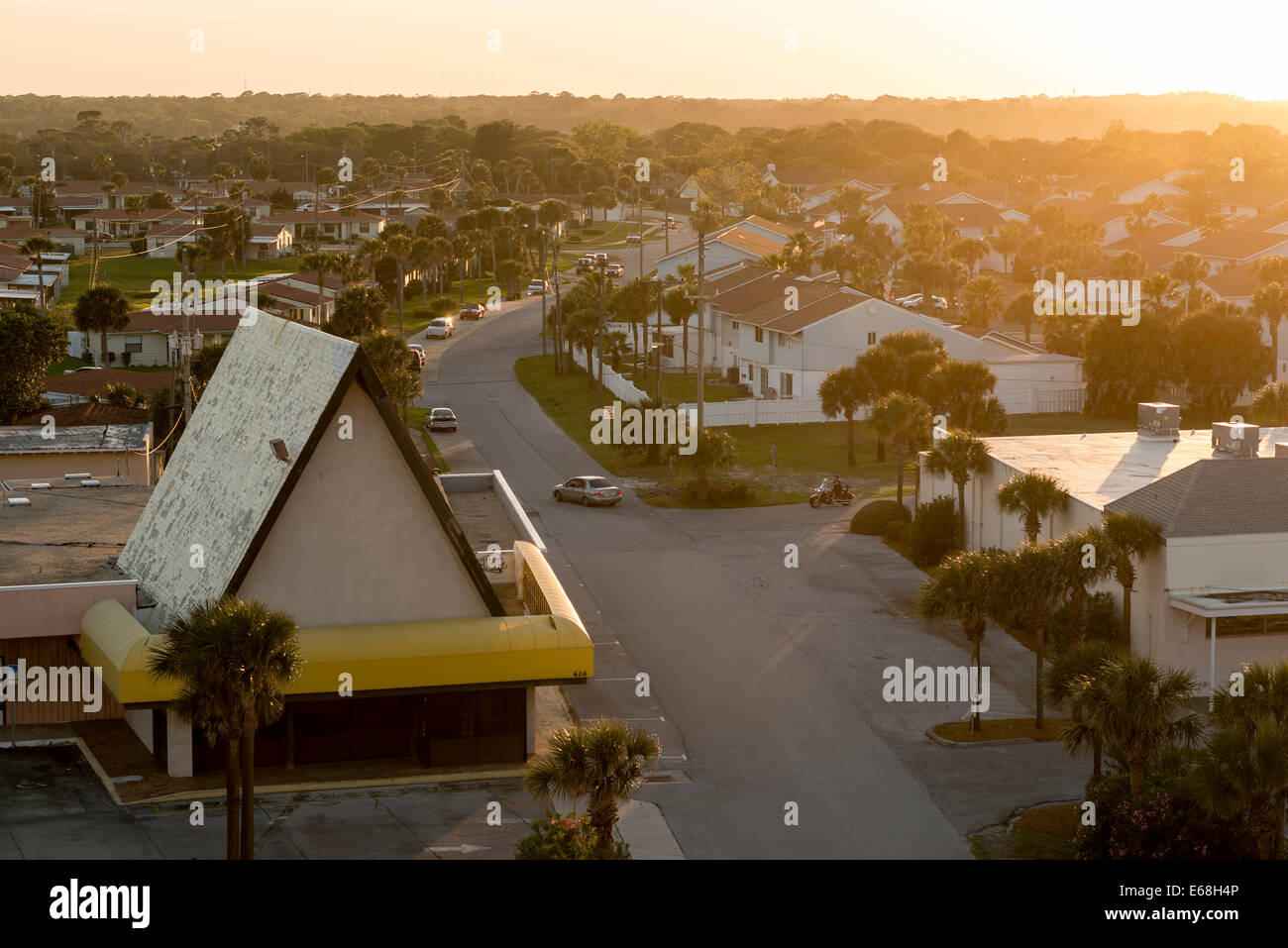 Una strada che conduce fino al tramonto a Ormond, Florida Foto Stock