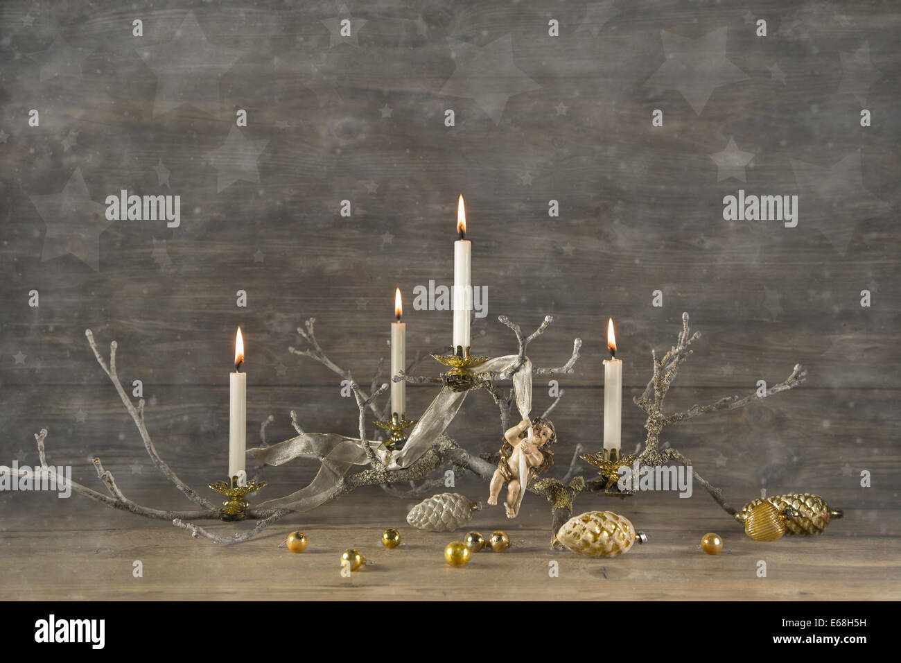 Quattro vecchi burning avvento candele su legno rustico sfondo di Natale con le stelle. Foto Stock