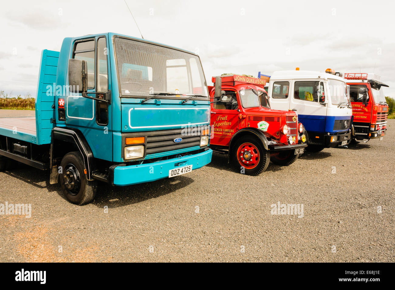 Fila di vecchi camion Foto Stock