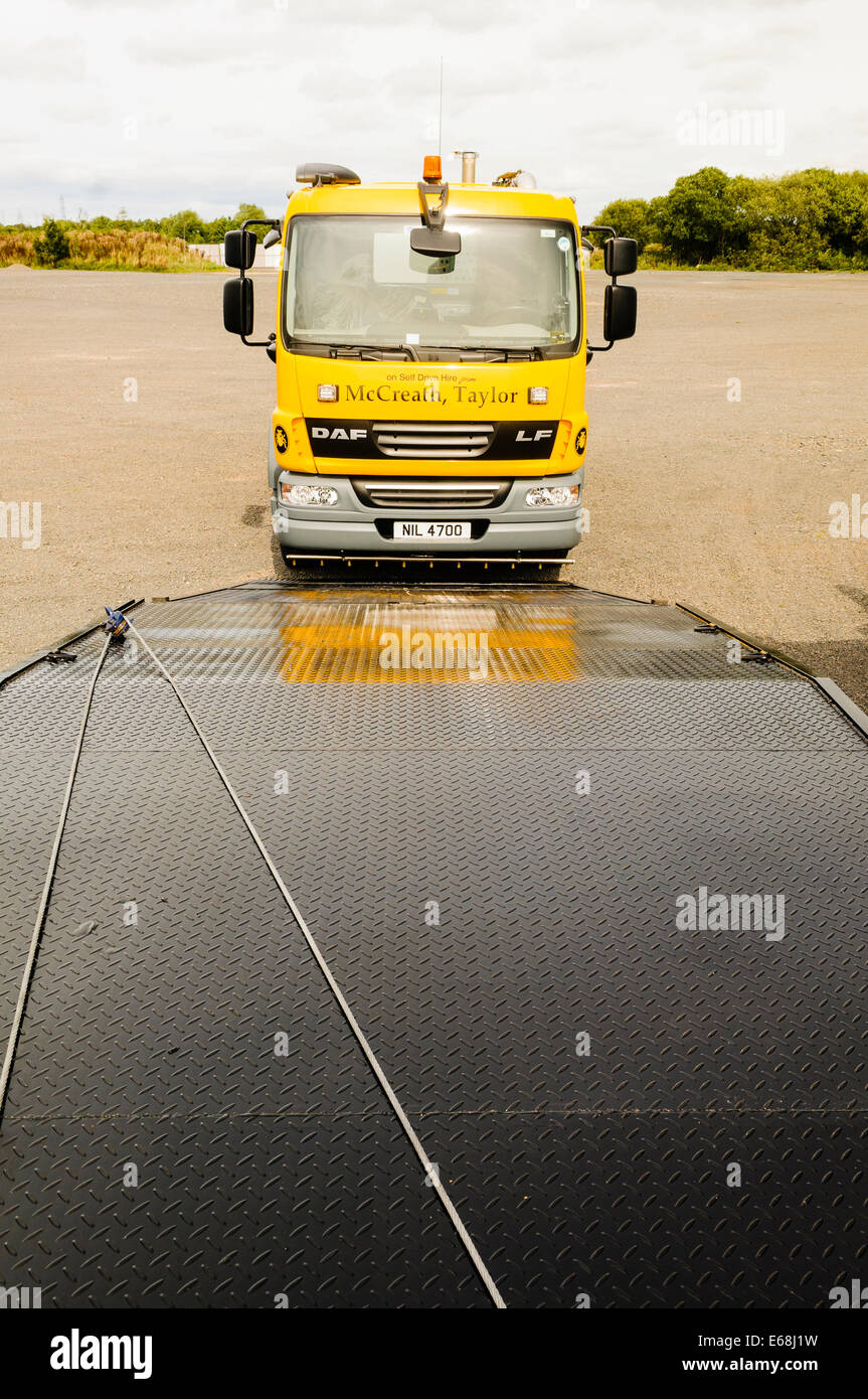 Autocarro in procinto di essere winched su una di traino carrello Foto Stock