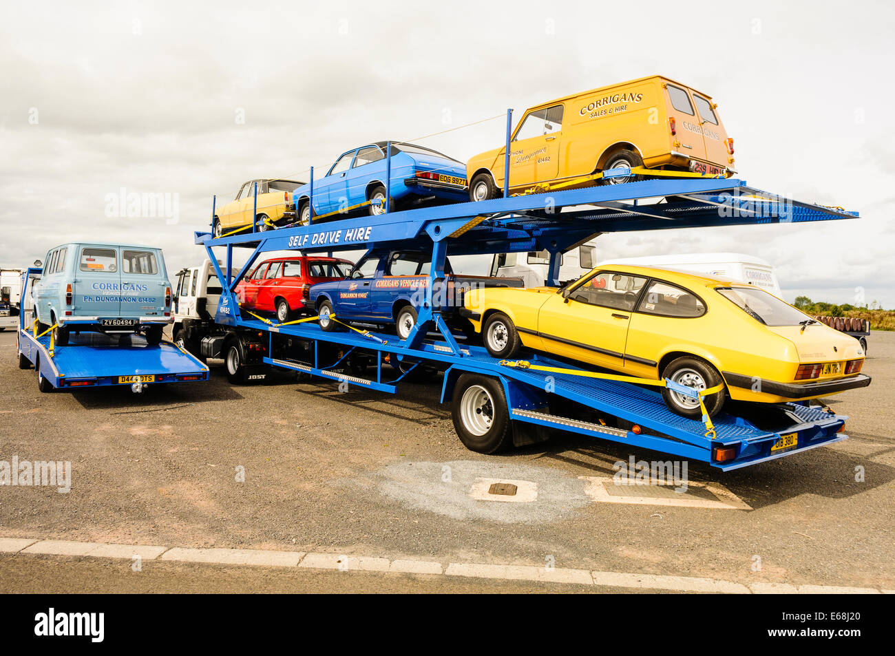 Sei automobili classiche sulla parte posteriore di un veicolo transporter. Foto Stock