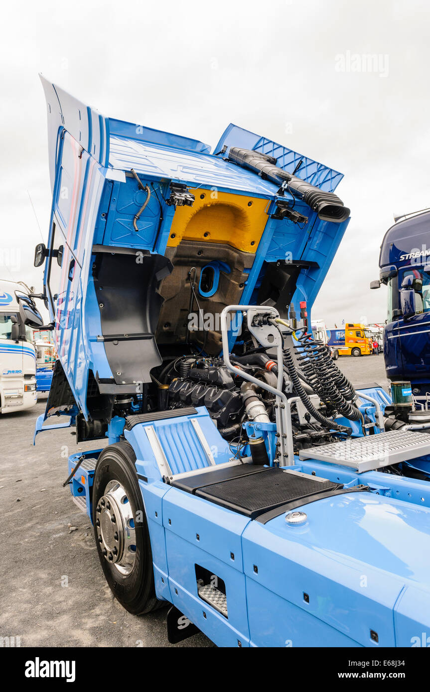 Vano della cabina aperta per esporre il motore di Scania 143J/450 Foto Stock