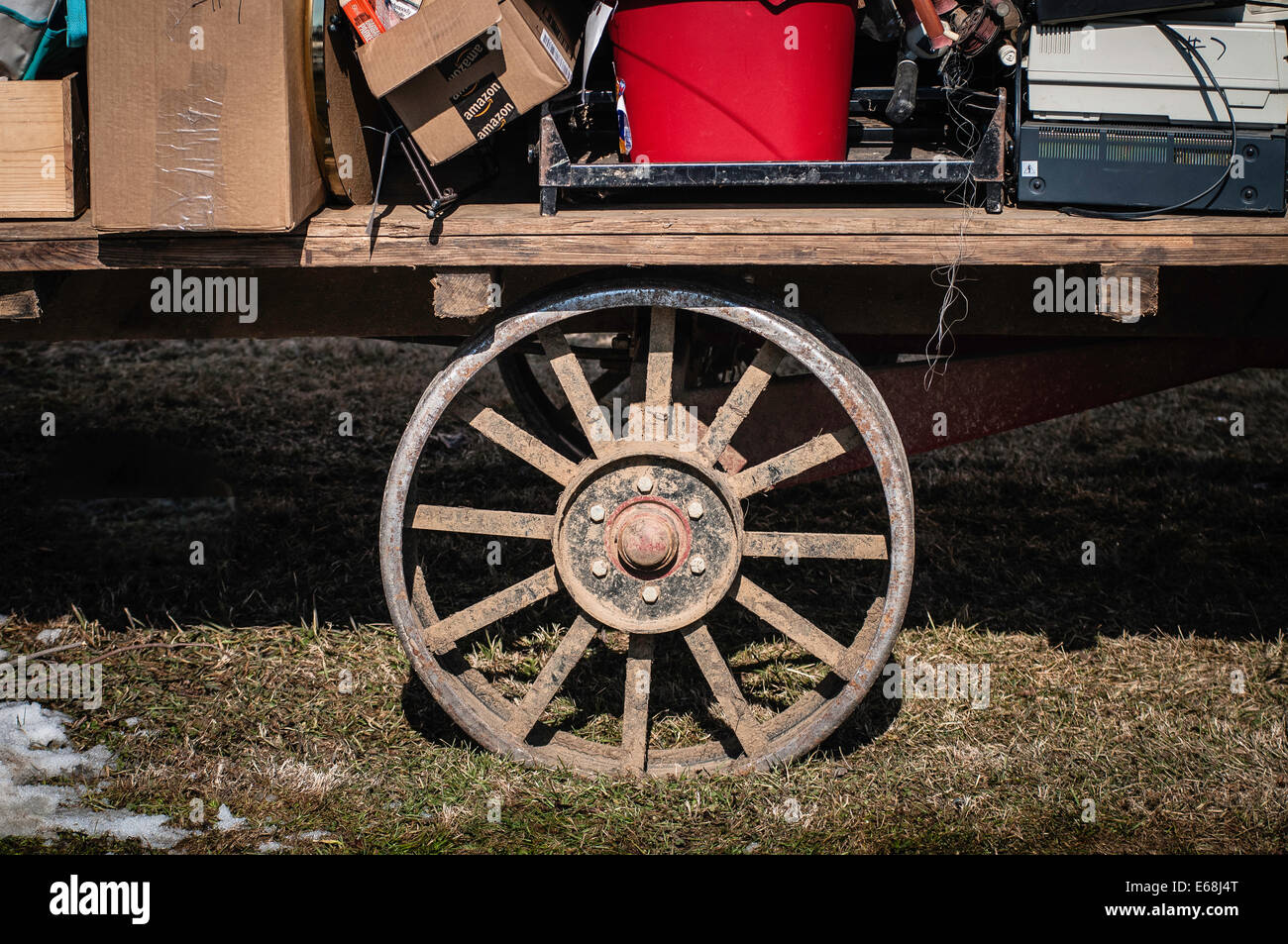 Fango Amish molla vendita aste mobili animali farm equipment fornisce gli  oggetti artigianali di strumenti volontari di antiquariato società  antincendio Foto stock - Alamy