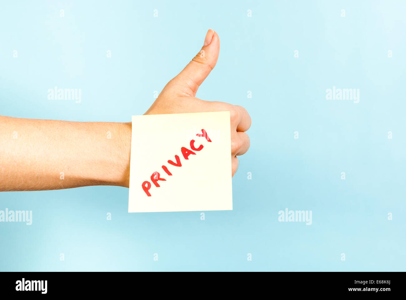 Privacy online. Effettuare a mano un pollice alzato gesto con messaggio privacy sulla nota. Foto Stock