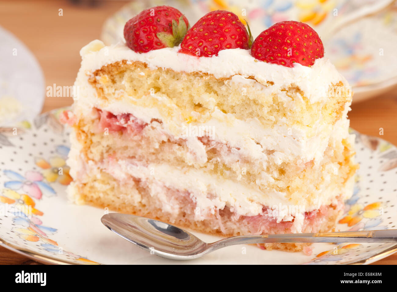 Close up fetta di fragola e mascarpone torta sulla piastra Foto Stock