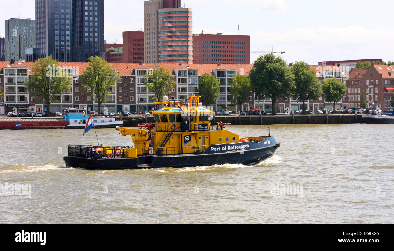 Recipiente di servizio del porto di Rotterdam competente su Nieuwe Maas River, Rotterdam South Holland, Paesi Bassi Foto Stock