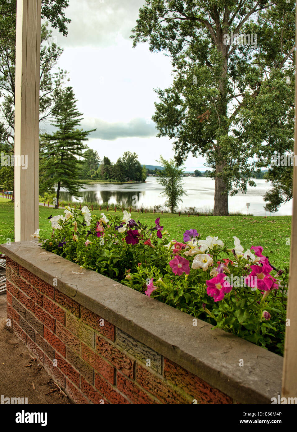 Pedana di giardinaggio con vista lago Foto Stock