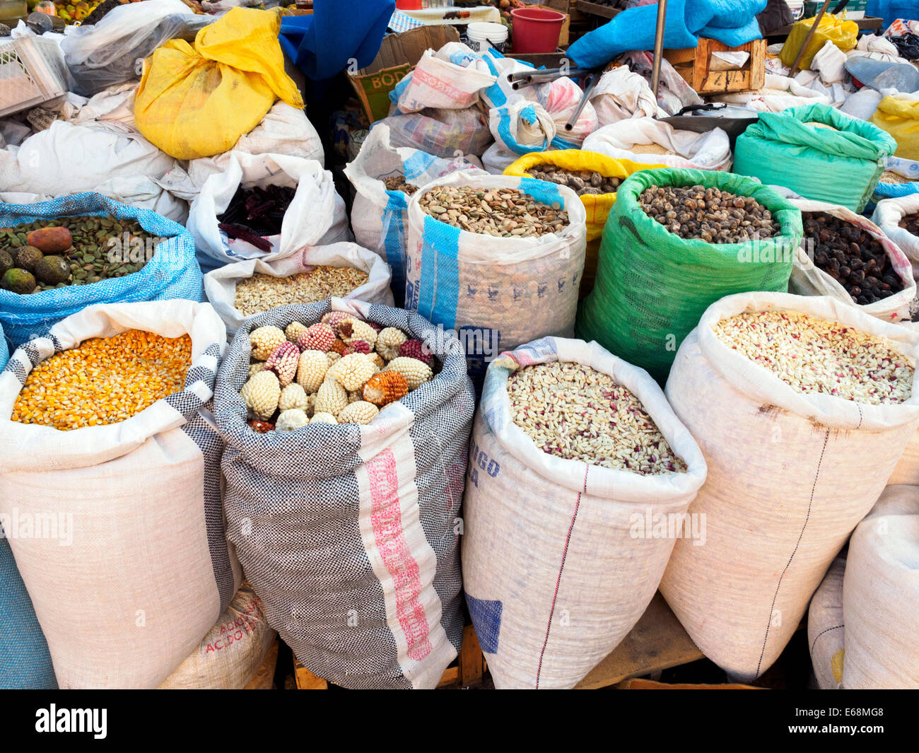 Sacchi di grano al mercato - Chivay, Perù Foto Stock