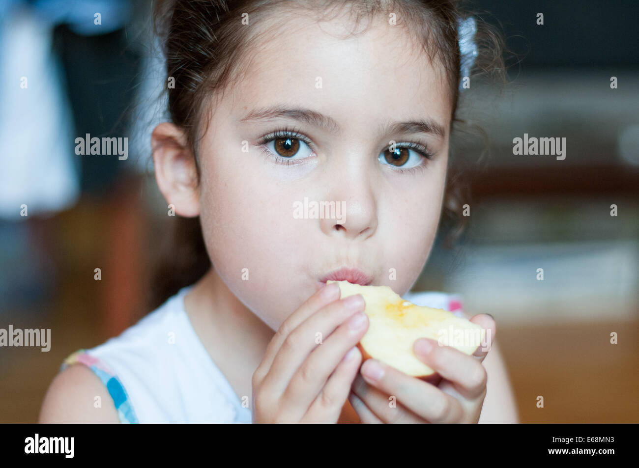 Ragazza mangiare apple Foto Stock