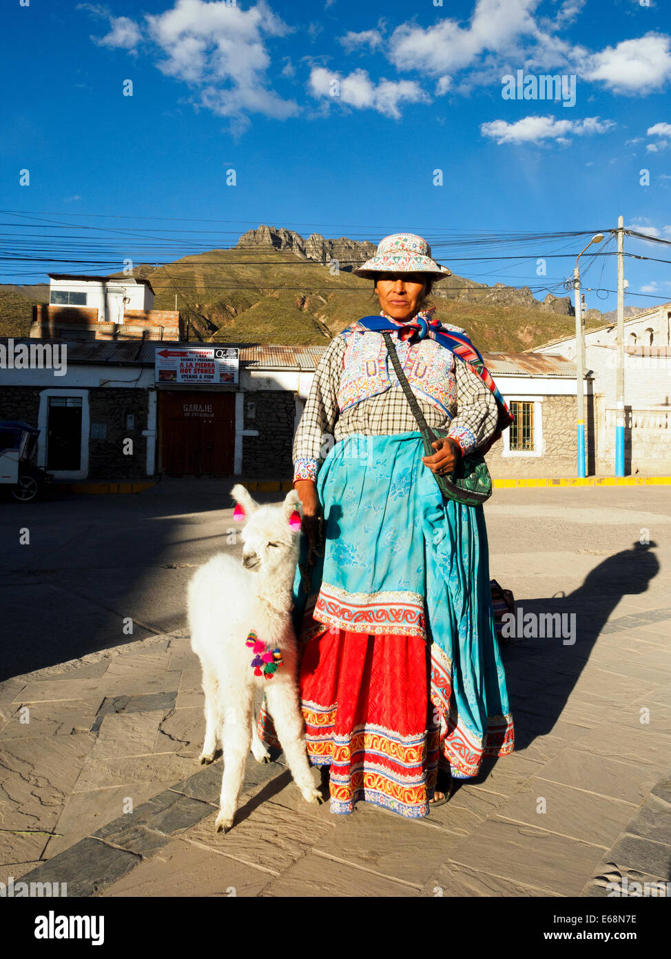Ritratto di una donna locale in abiti tradizionali - Chivay, Perù Foto Stock