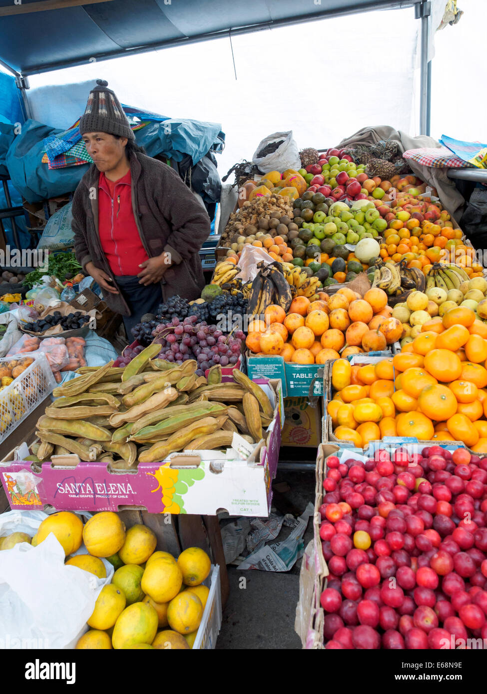 Pressione di stallo di frutta nel mercato (Mercado Andino) di Chivay - Perù Foto Stock