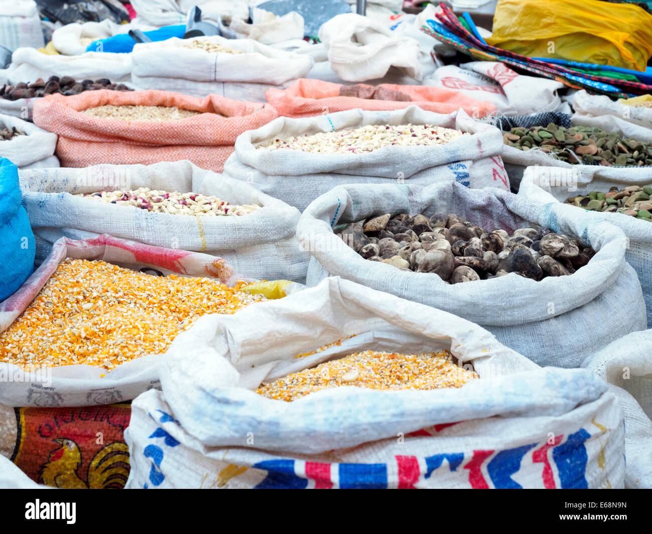 Sacchi di grano al mercato - Chivay, Perù Foto Stock