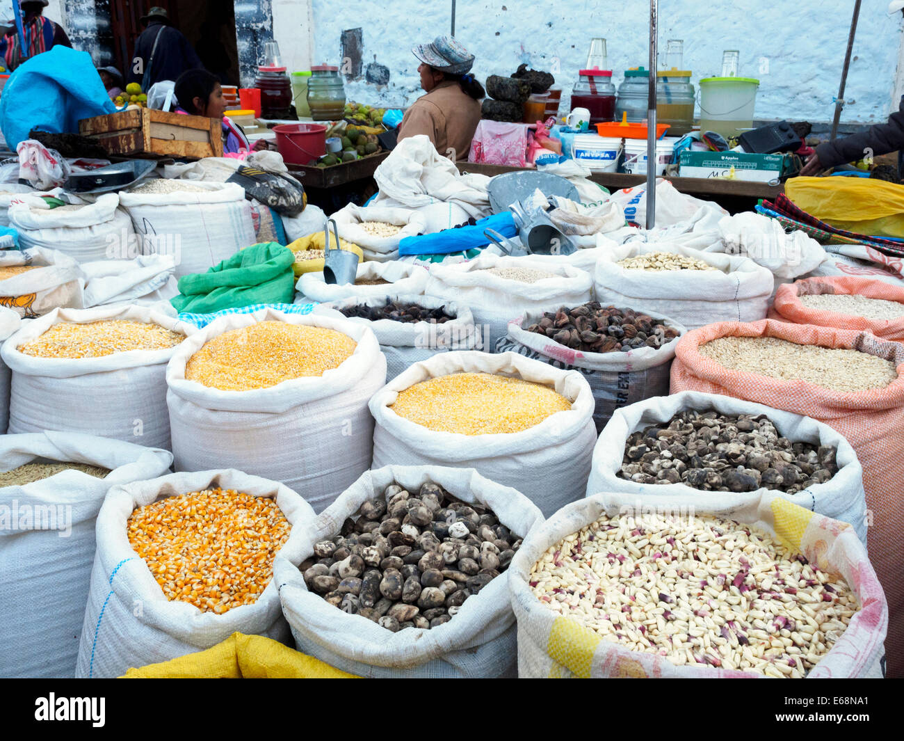 Sacchi di grano al mercato - Chivay, Perù Foto Stock
