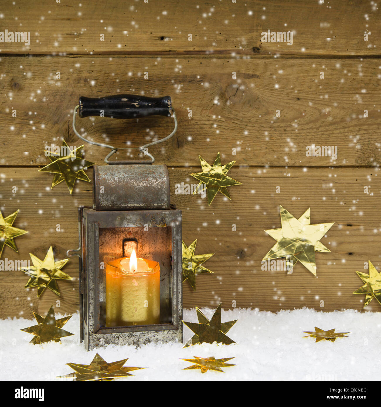 Sfondi Natalizi Lanterna.Natale Umore Vecchio Stile Rustico E Antico Lanterna Su Un Sfondo Innevato Foto Stock Alamy