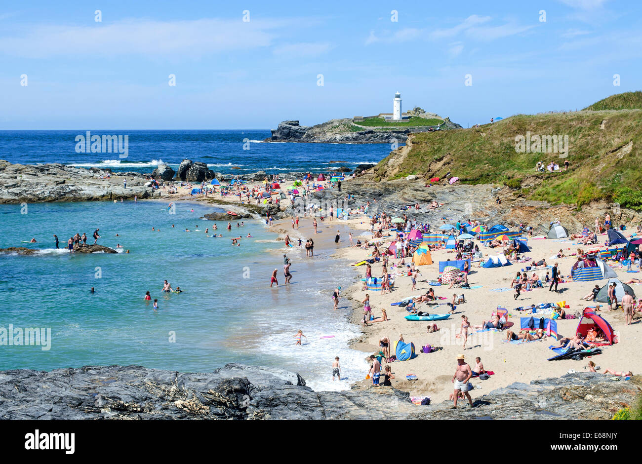 Famiglie godendo il sole a Godrevy spiaggia vicino Hayle in Cornwall, Regno Unito Foto Stock