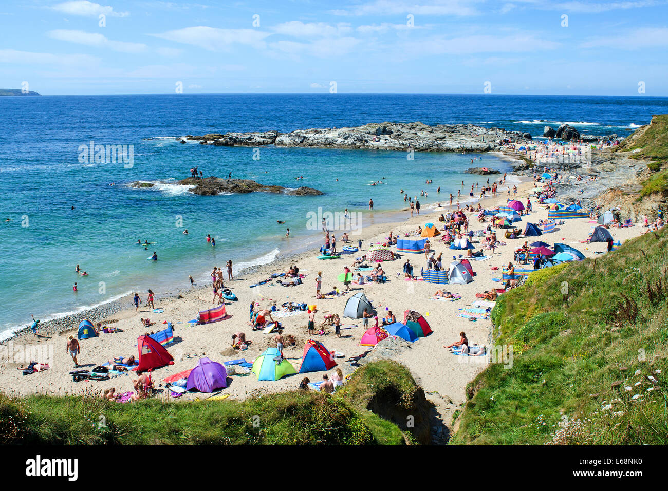 Famiglie godendo il sole a Godrevy spiaggia vicino Hayle in Cornwall, Regno Unito Foto Stock