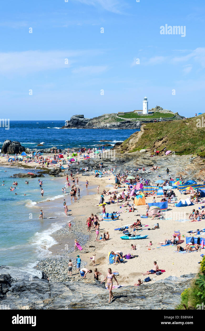 Famiglie godendo il sole a Godrevy spiaggia vicino Hayle in Cornwall, Regno Unito Foto Stock