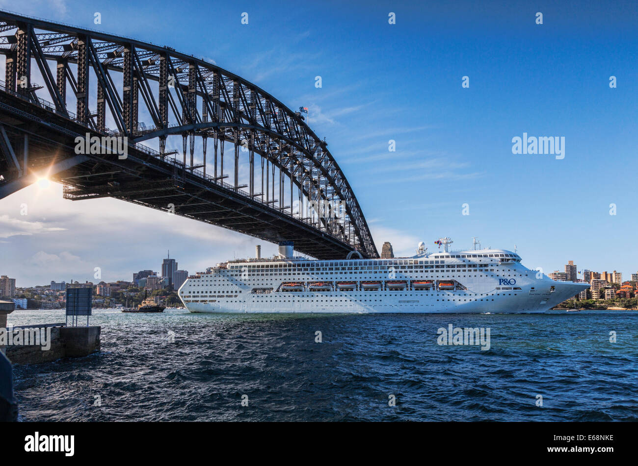 P&O nave da crociera Pacific gioiello vela sotto il Ponte del Porto di Sydney, mentre lascia il porto. Foto Stock