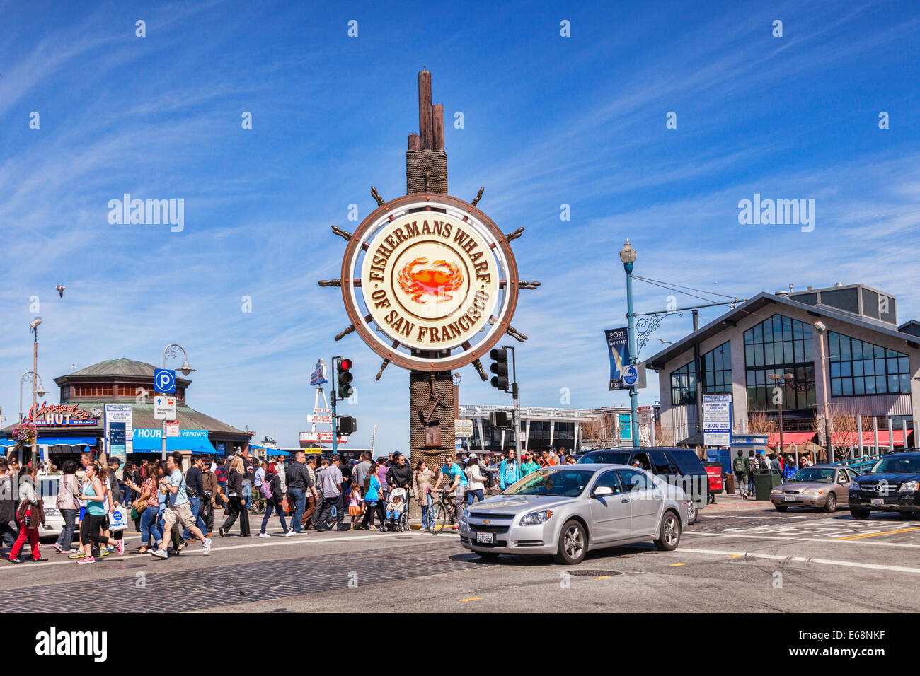 Una folla di gente che su un weekend intenso al Fishermans Wharf di San Francisco. Foto Stock