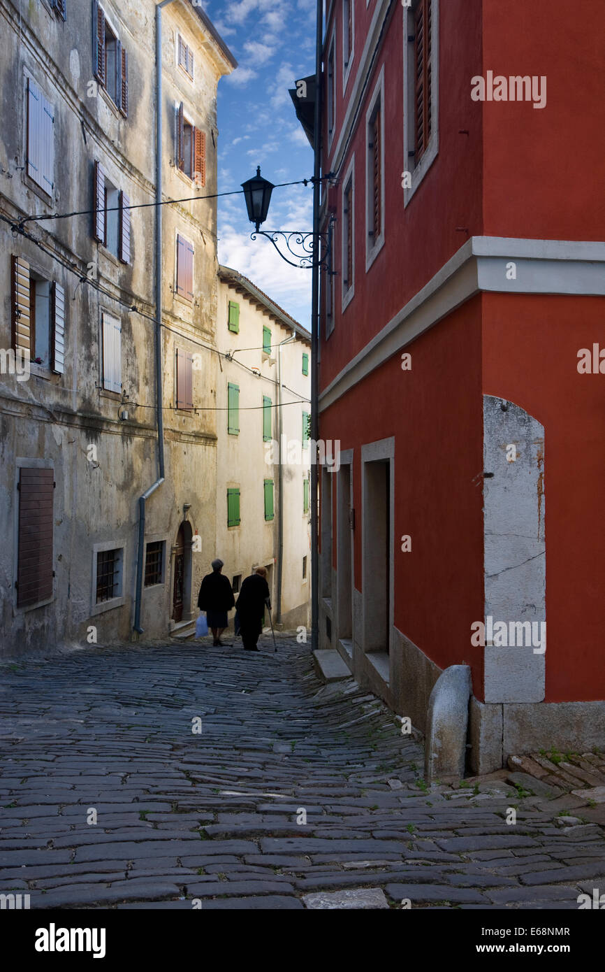 Onorevoli passeggiando per le vie del centro storico di Montona, Istria, Croazia Foto Stock