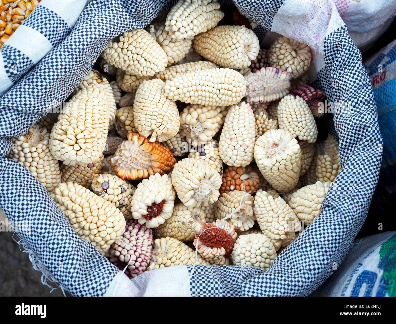 Sacchi di grano al mercato - Chivay, Perù Foto Stock