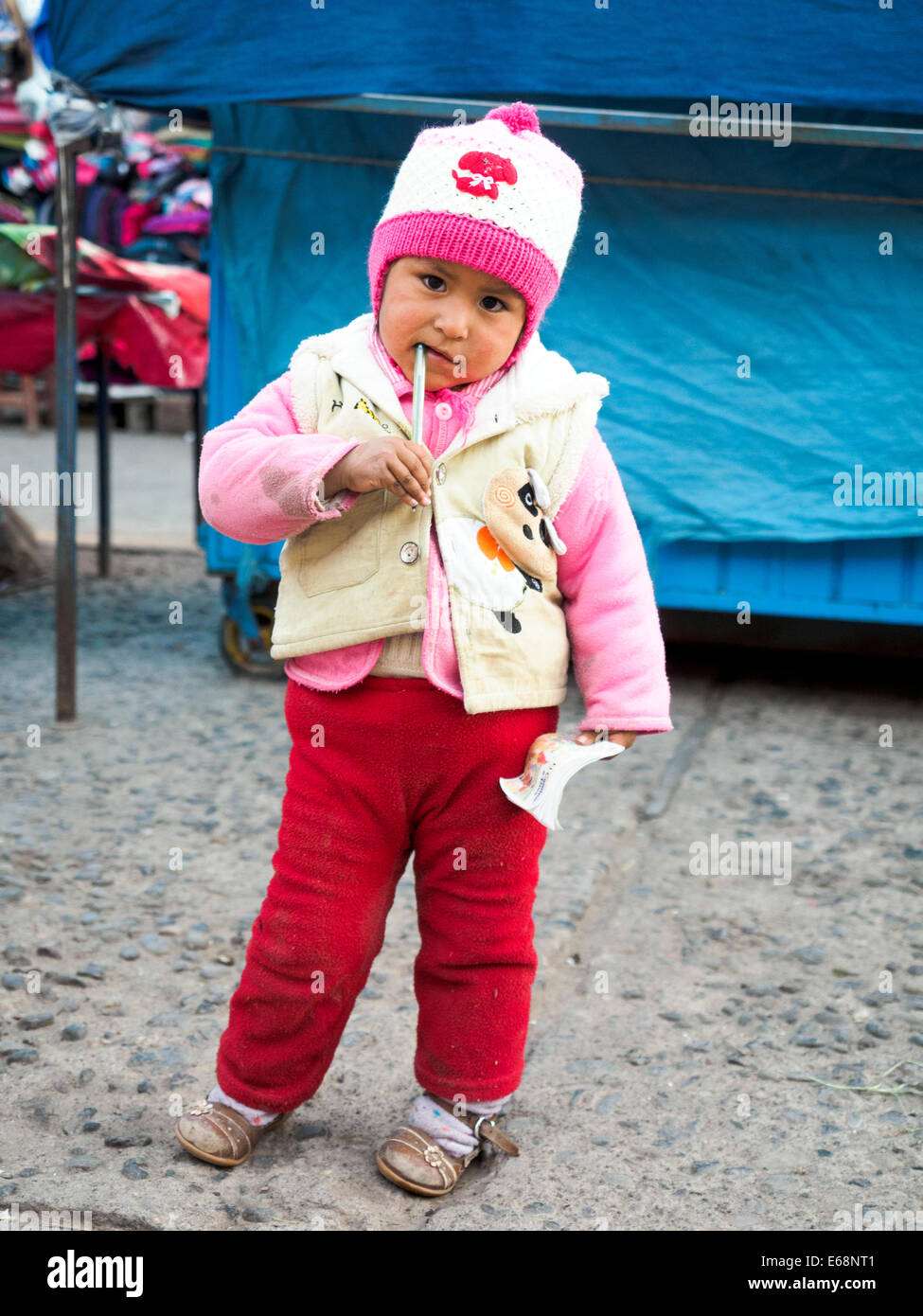Bambina con una penna in bocca - Chivay, Perù Foto stock - Alamy