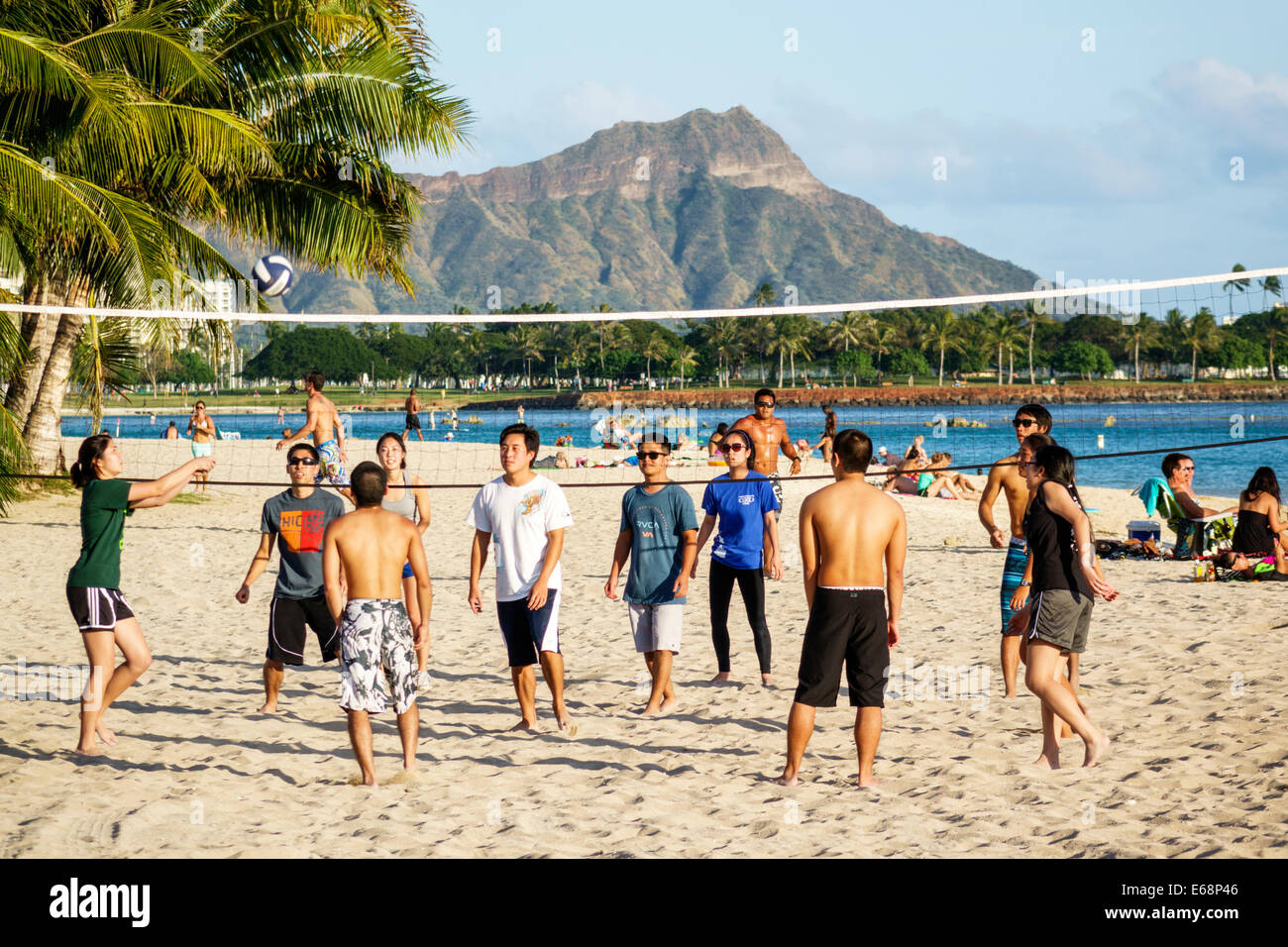 Honolulu Hawaii,Oahu,Hawaiian,Ala Moana Beach state Regional Park,pallavolo,gioco,ricreazione,sabbia,Asian Asian Asian Asian Asian etnic immigranti Minority,st Foto Stock