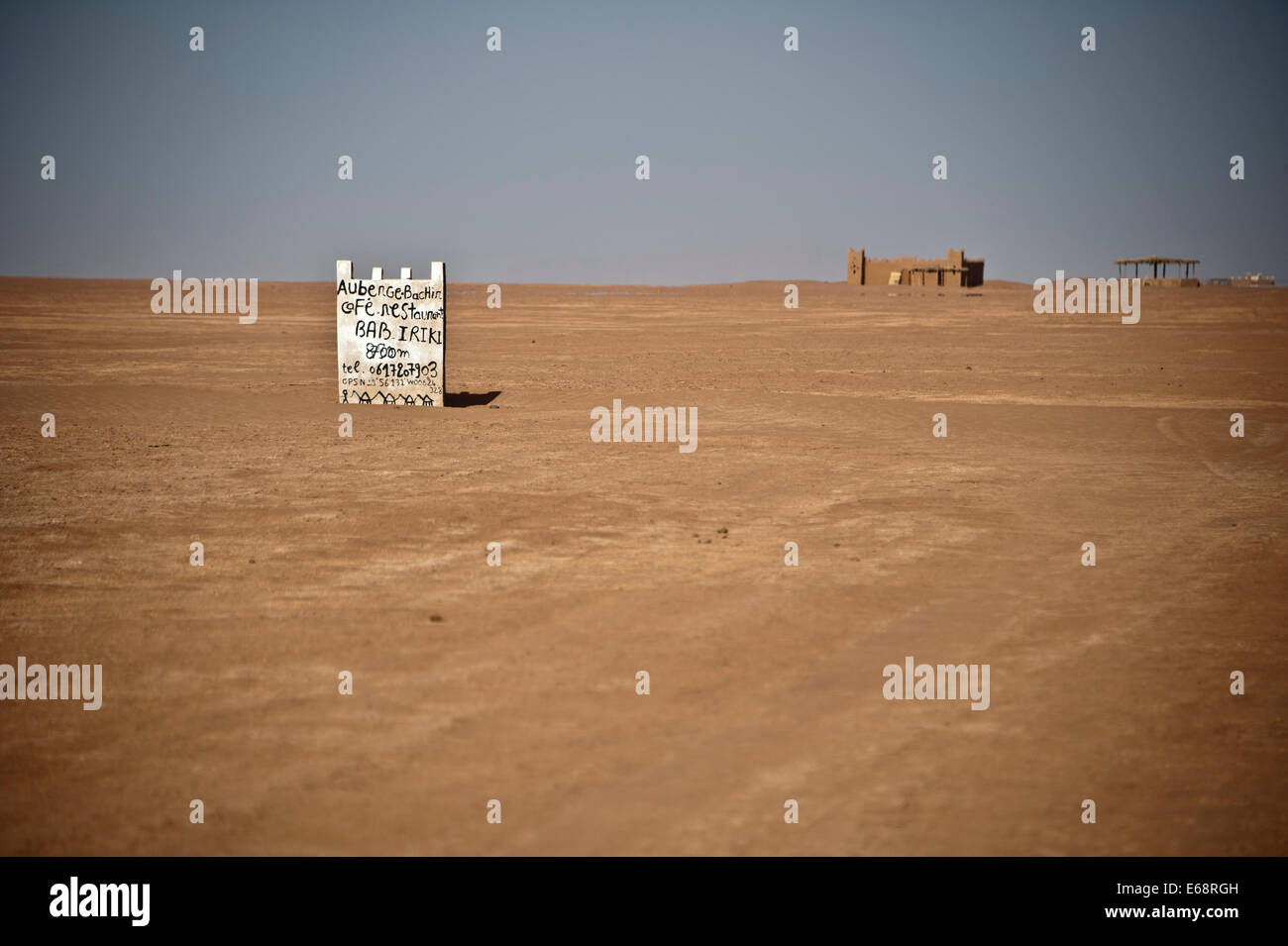 "Auberge Iriki' su prosciugato Lago Iriki; Sahara; Sud del Marocco Foto Stock