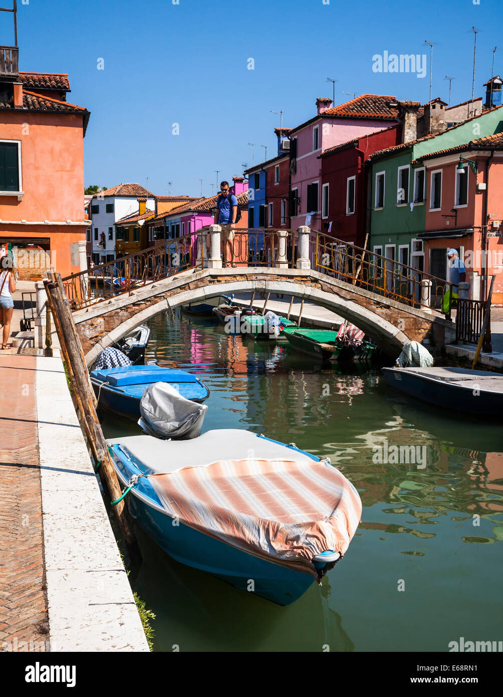 Barche ormeggiate su un canale, l'isola di Burano, Veneto, Italia. Foto Stock