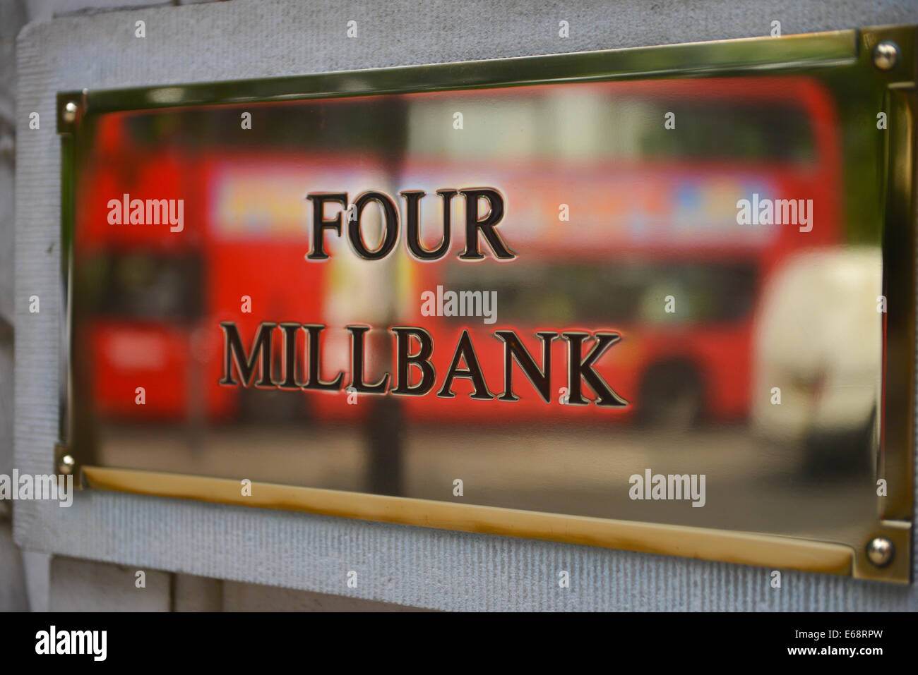 Quattro Millbank segno di ottone rosso riflettente London bus Foto Stock