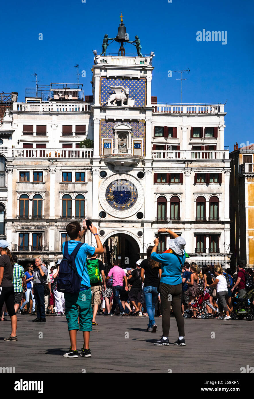 Turisti alla Torre dell'orologio orologio astronomico, Piazza San Marco ( Piazza San Marco), Venezia, Veneto, Italia Foto Stock