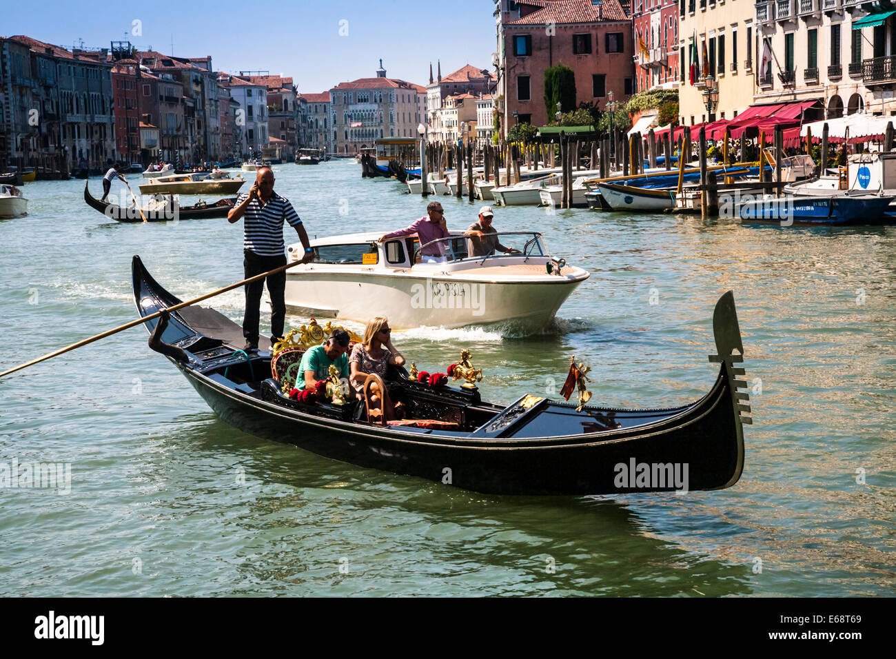 I turisti facendo una gita in Gondola sul Canal Grande di Venezia, Veneto, Italia. Foto Stock