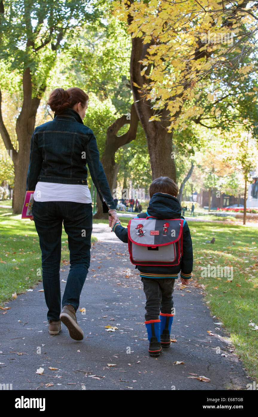 Adulto e bambino andare a scuola a piedi Foto Stock