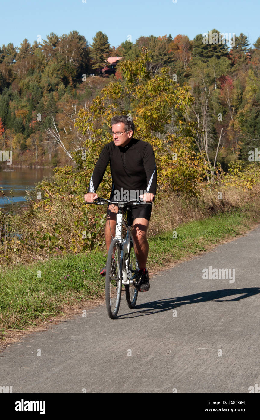 Uomo Autunno in bicicletta Foto Stock