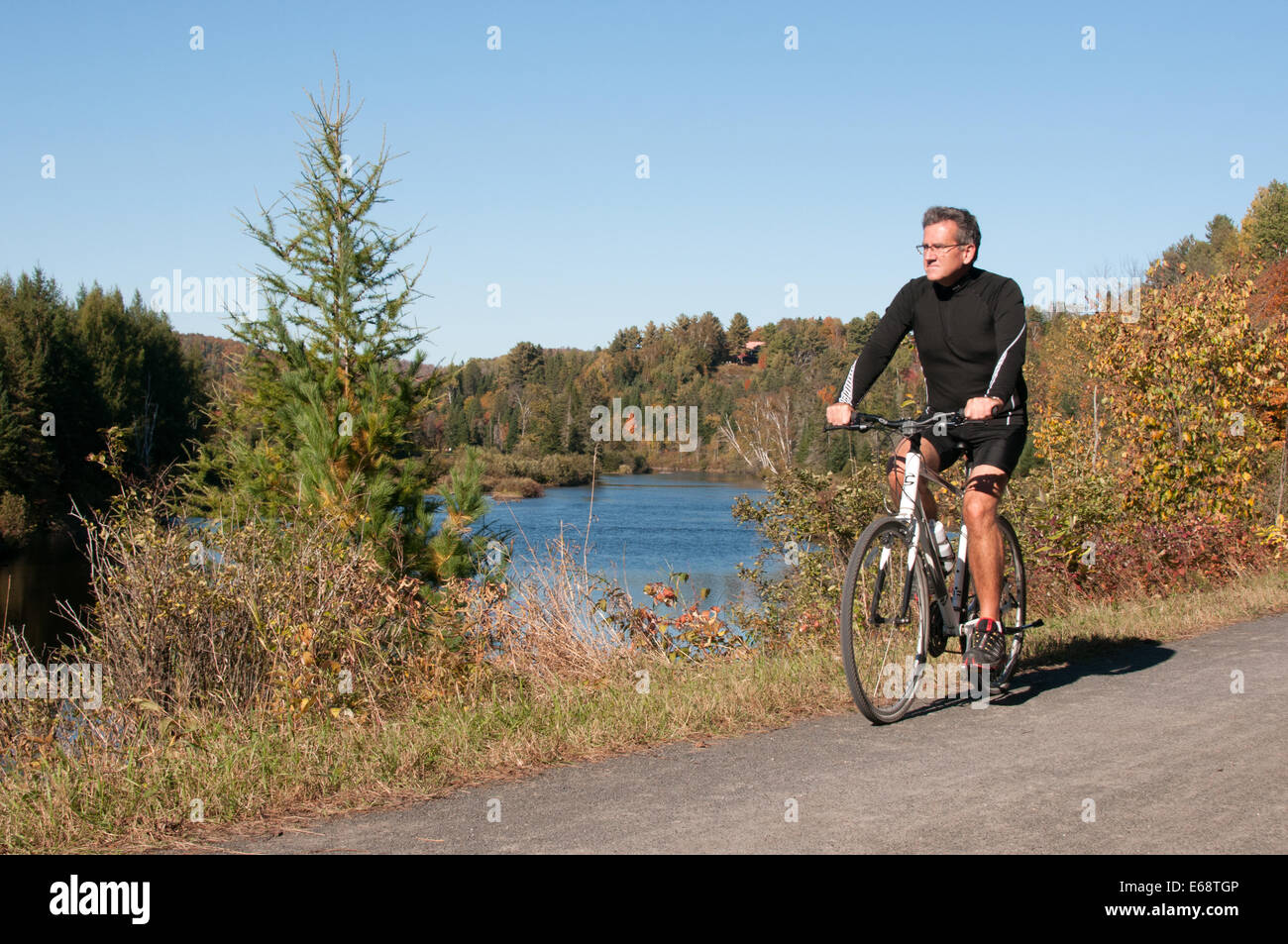 Uomo Autunno in bicicletta Foto Stock