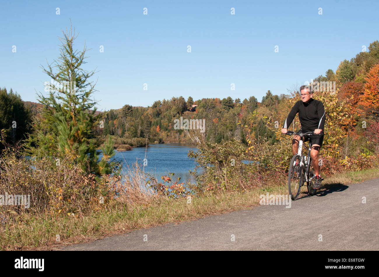 Uomo Autunno in bicicletta Foto Stock