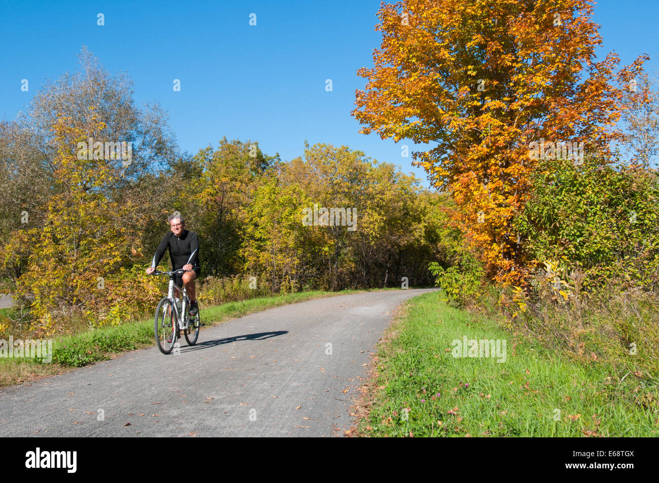 Uomo Autunno in bicicletta Foto Stock