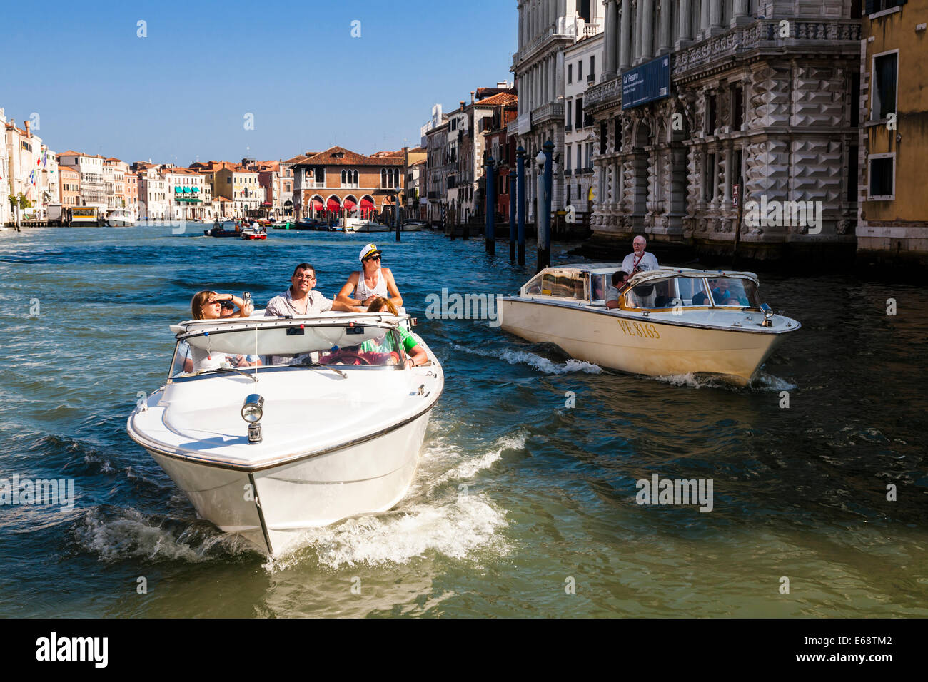 I turisti in crociera il Canal Grande in un piccolo motoscafo, Venezia, Veneto, Italia. Foto Stock