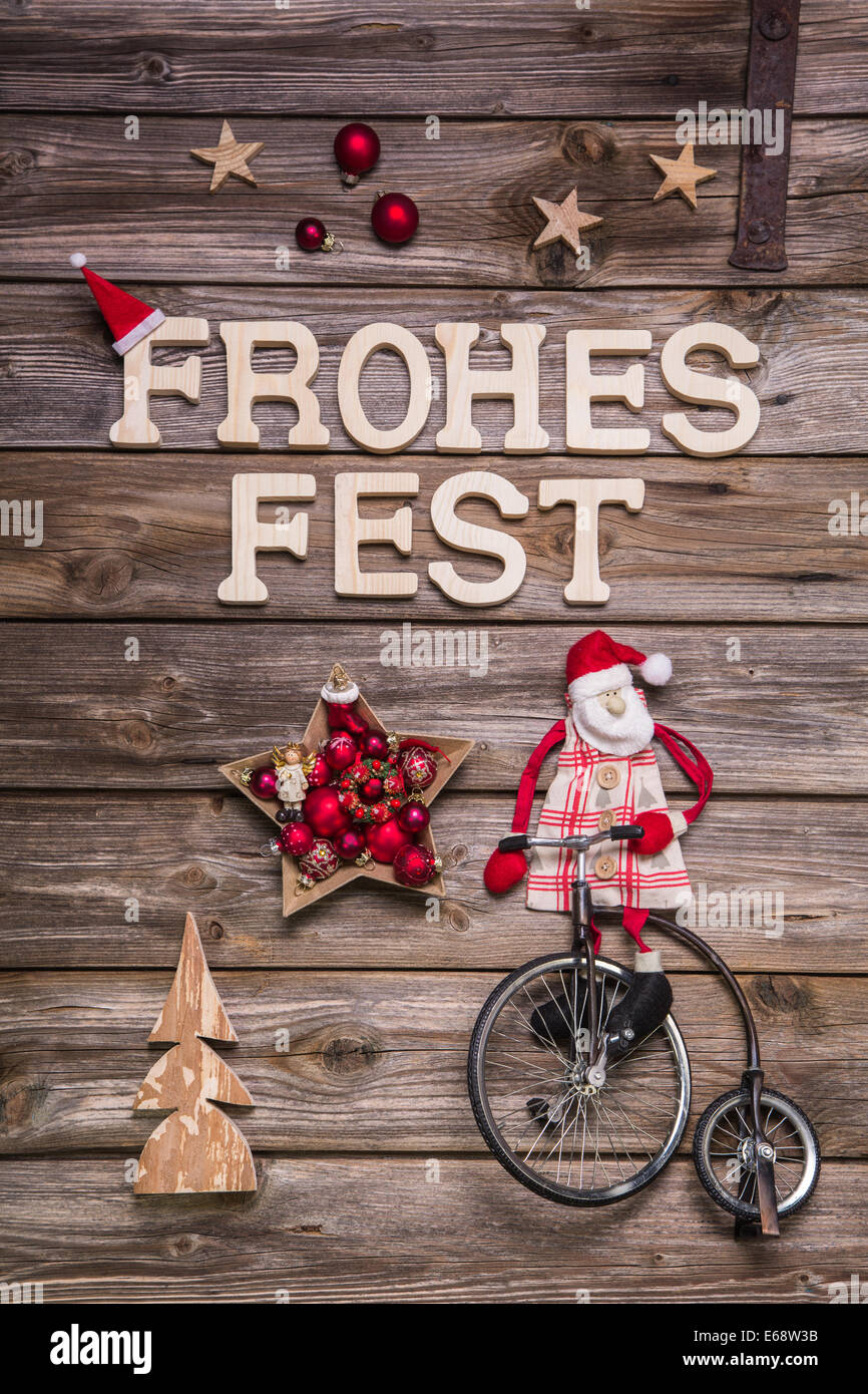 Buon Natale 'Frohes Fest' in tedesco lettere. Biglietto di auguri con legno, rosso e bianco. Foto Stock