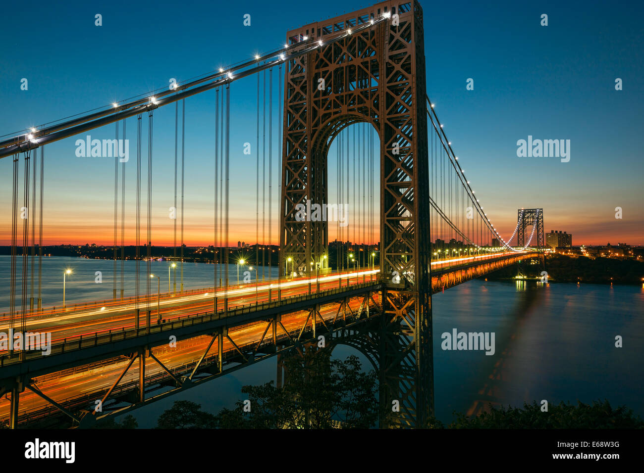 Il traffico mattutino incrocio tra il New Jersey e New York crea percorsi di luce sul ponte George Washington Bridge prima dell'alba. Foto Stock