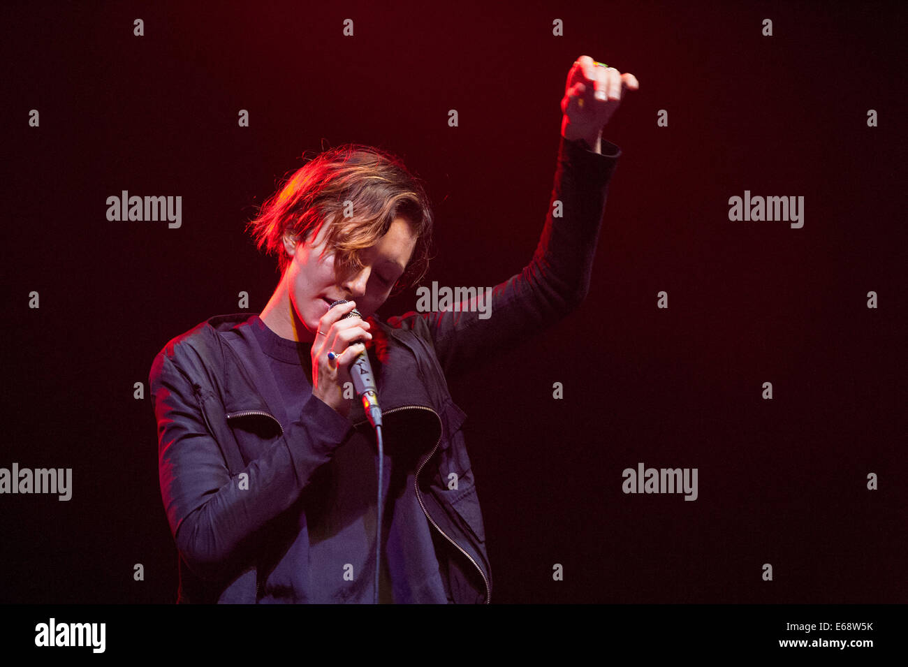 Channy Leaneagh di Poliça esegue sul lontano fuori fase al Green Man Festival 2014. Foto Stock