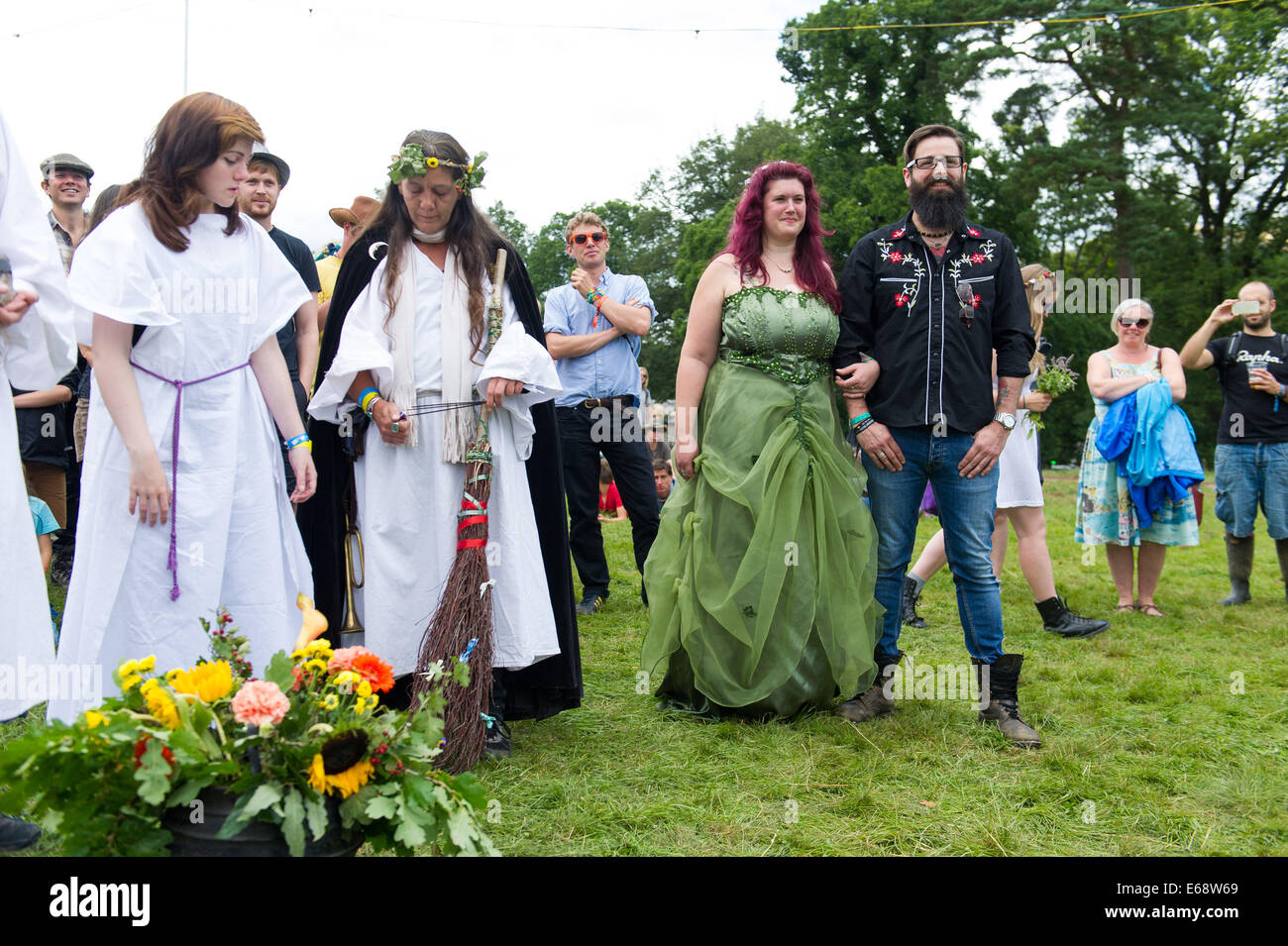 Un druido cerimonia di nozze al Green Man Festival 2014, REGNO UNITO. Foto Stock