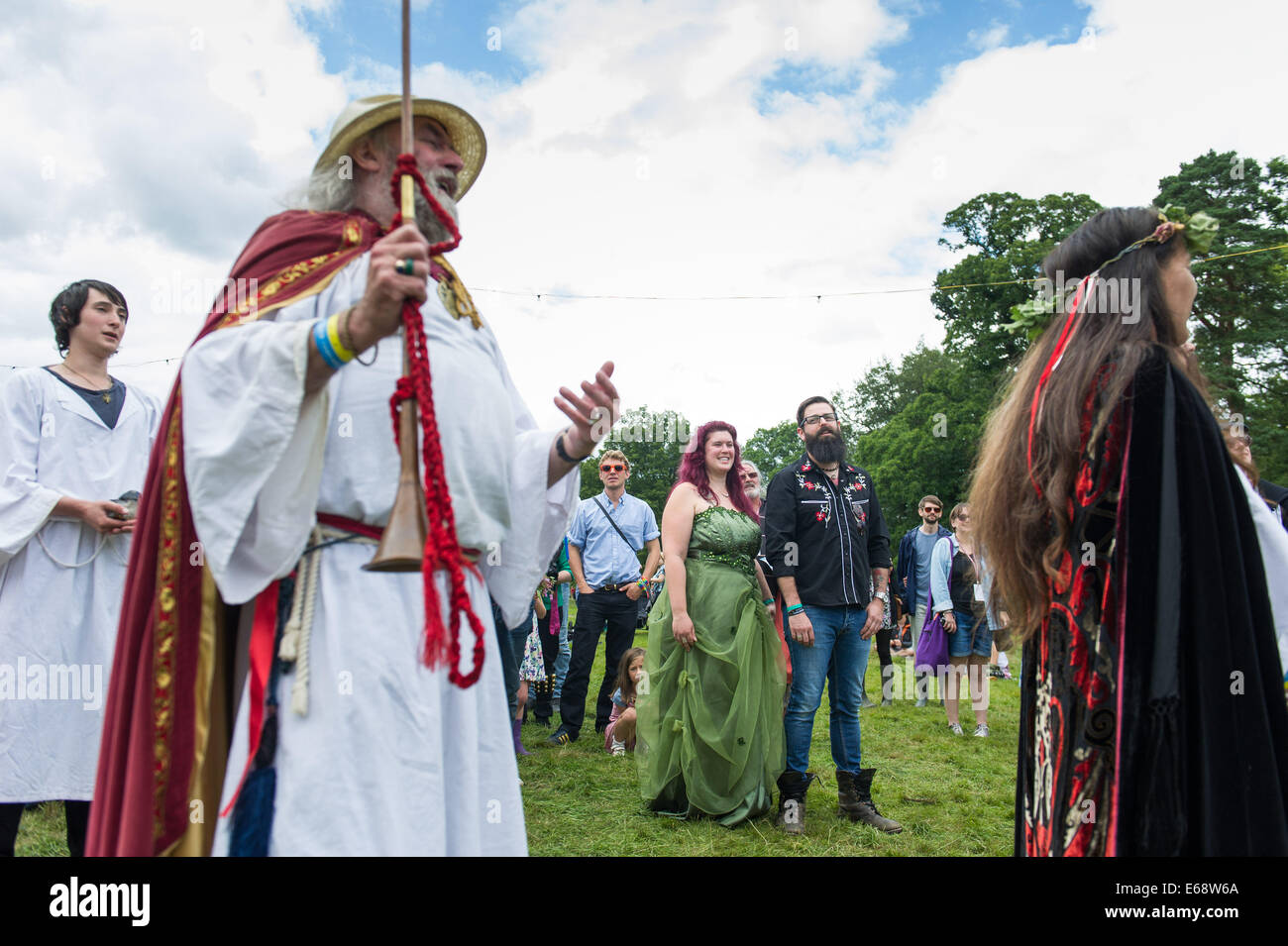 Un druido cerimonia di nozze al Green Man Festival 2014, REGNO UNITO. Foto Stock