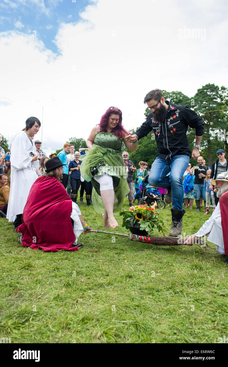 Un druido cerimonia di nozze al Green Man Festival 2014, REGNO UNITO. Foto Stock