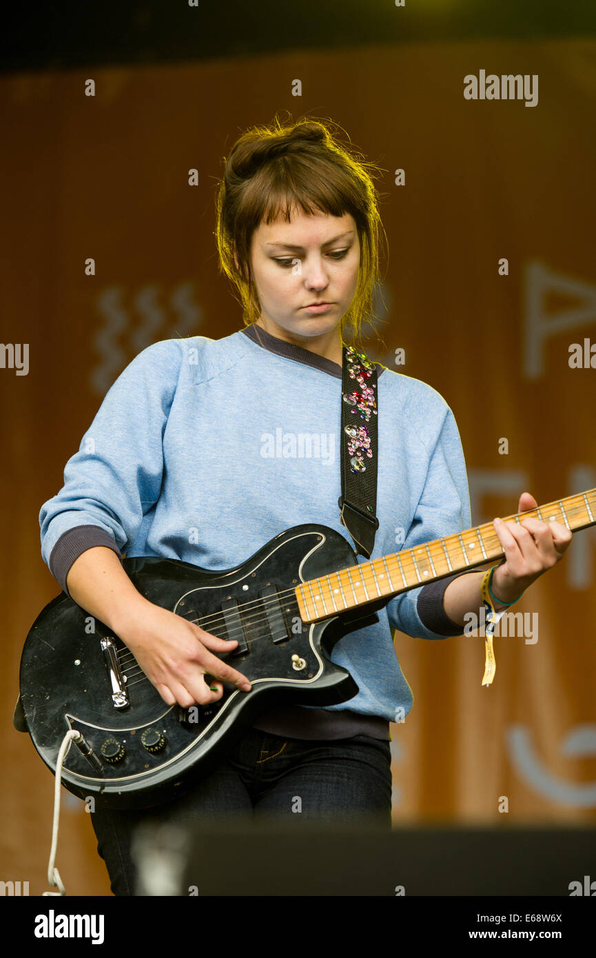 Angel Olsen esegue sulla tappa di montagna al Green Man Festival 2014. Foto Stock