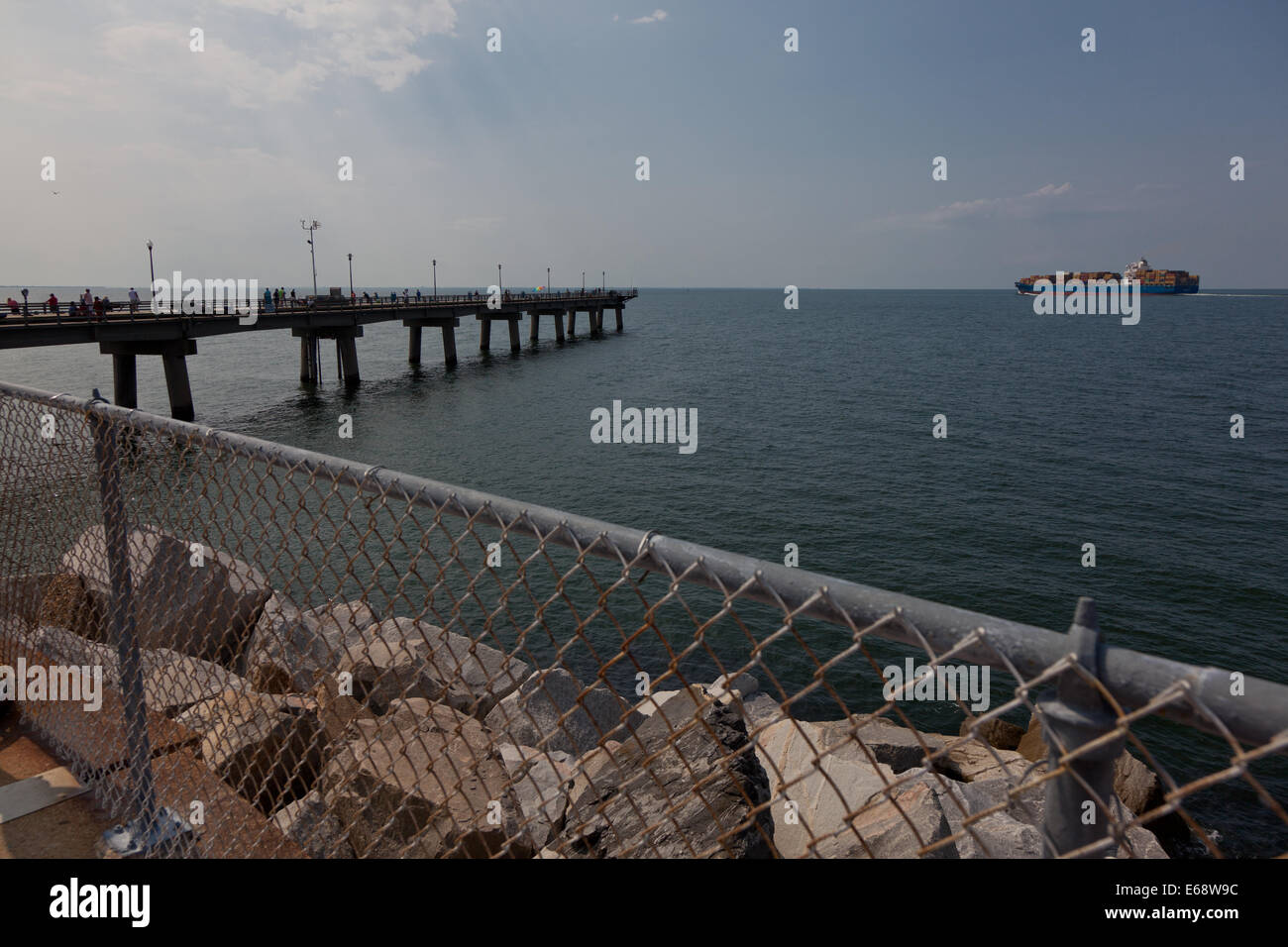 Vista sull'acqua da sud ditale isola al Sea Gull Pier il Chesapeake Bay Bridge in Virginia a navi cargo passando attraverso il tunnel Foto Stock