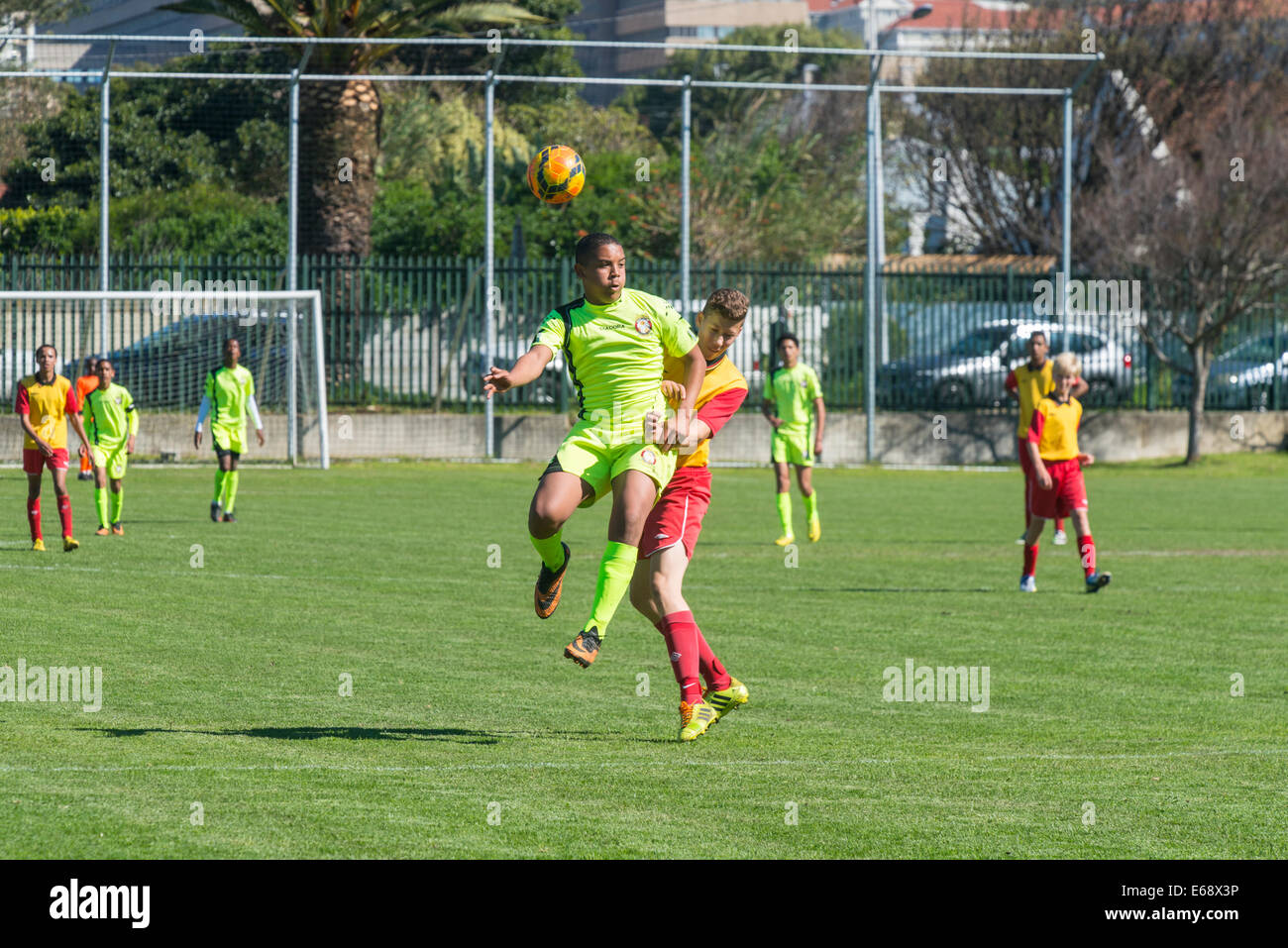 Partita di calcio di Sotto 15 squadre giovanili, Cape Town, Sud Africa Foto Stock